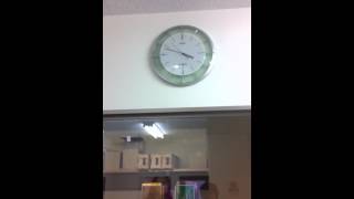 秒針が逆に動く時計　a mysterious wall clock