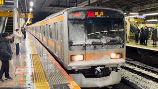 【209系が21T運用を大雪の中代走！着雪多数有り〜！！】JR東日本209系1000番台トタ81編成が快速高尾行きとして新宿駅12番線に到着停車するシーン（2021T）2024.2.5.20:58