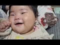 ミルクを飲んで笑顔の赤ちゃん【生後5カ月】a smiling baby drinking milk 5 months old