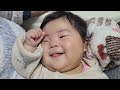 ミルクを飲んで笑顔の赤ちゃん【生後5カ月】a smiling baby drinking milk 5 months old