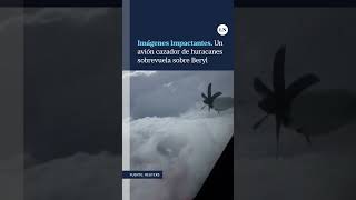 Las impactantes  imágenes de un avión cazador de huracanes sobrevolando Beryl