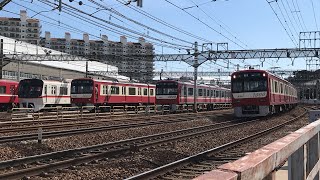 京急線都営浅草線31T回送5300形5322-8が停車中！59普通浦賀行き1500形1537と13普通品川行き1000形648が走行！普通品川行き1000形666が、金沢文庫車検区の車庫建物から発車！