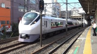 新松戸駅の武蔵野線高架をくぐって高速で通過する上野東京ライン常磐線特急E657系