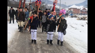 Pitaraii din Valea Jiului, primii vestitori ai Nasterii Domnului ! In Cimpa Petrila  la colindat!