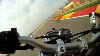 Triumph Speed Triple Vs Triumph Street Triple R; circuito de MotorLand.