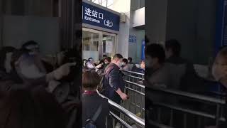 江苏常州发生疫情，旅客想离开常州必须有48小时之内的核酸检测结果才能上车。