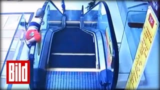 Rolltreppe des Todes zieht kleinen Jungen in die Tiefe - Escalator Of Death (Unfall / Schnürsenkel)