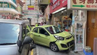 車CAM直擊 - 路邊私家車疑油門當腳掣 剷上行人路直撞地鋪門口