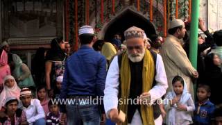 Dargah Qutbuddin Bakhtiyar Kaki, Delhi - old man throws money at musicians