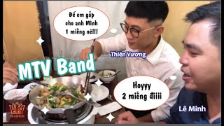 Nhóm MTV ăn Chả Cá Đế Vương đến mê say