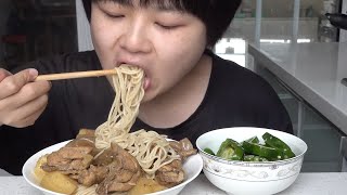 妈妈小饭桌开饭了！土豆粉皮炖鸡块再拌上面条！肉多好吃到无语子！