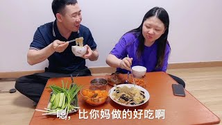 东北夫妻在韩国打工，下班回家也能吃到热乎的东北菜，真幸福