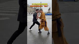 少林功夫亮相法國巴黎，武僧現場指導老外#kungfu #shaolin #shorts