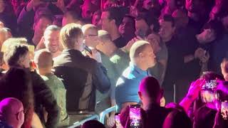 Josh Homme/Queens Of The Stone Age surfing the crowd „Straight Jacket Fitting“ 11/11/23 Düsseldorf