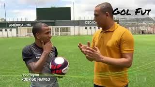 Otero mostrando como se bate bem na bola