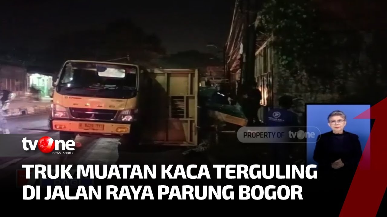 Bak Truk Pengangkut Kaca Terguling Di Jalan Raya Parung Bogor, Pecahan ...