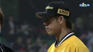 3/25犀牛對兄弟 賽後，投手鄭凱文拿下了完投勝，也拿下本場的MVP