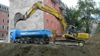 Komatsu Kettenbagger belädt Mercedes Hängerzug in Innsbruck.mov