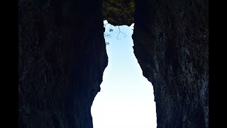 【山戸漣さんの山旅】免の石（南阿蘇村）　断崖に現れた猫の形。以前は首元に大きな岩が引っかかっていましたが、熊本地震により落下。展望台からは阿蘇五岳が一望。免の石と併せて展望台もお勧めです。