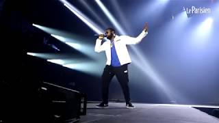 Damso chante « Feu de bois » sur la scène de l’AccorHotels Arena