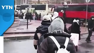 중국, 뒤늦게 버스로 자국민 '대탈출'...총격으로 1명 부상 / YTN