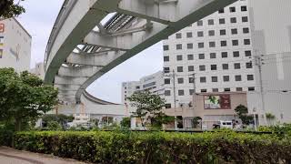 沖縄県_那覇市_泉崎交差点手前_県庁前駅から旭橋駅の間での、ゆいレール（モノレール）・・・・・Yuirail monorail Naha Okinawa(20201228)