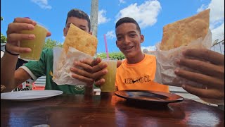 FUI NA FEIRA COM MEU AMIGO EDUARDO E COMEMOS PASTEL E TOMAMOS CALDO DE CANA