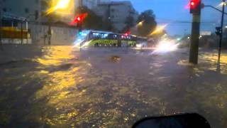 Temporal provoca alagamento na avenida Vilarinho