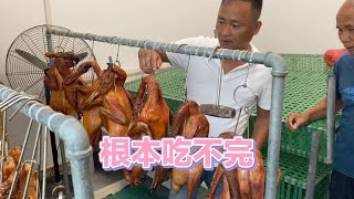 中秋节麻哥二哥烤鸭烤肉，烤太多了根本吃不完，祝大家节日快乐