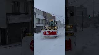 雪かきする人とブルドーザー　2021年12月31日　長野県山ノ内町