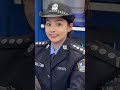 小松鼠🐿️警官喝咖啡也辣么可爱，一举一动都能直接截成表情包，这萌趣程度无敌！