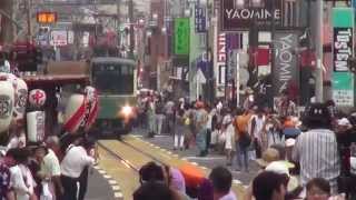 江ノ島 八坂神社祭礼 本社神輿渡御 江ノ電と神輿合う2013年 。