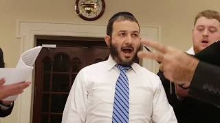 החזן מנדי גרינפלד בחזרה ל'כל נדרי'. Cantor Mendy Greenfeld -  rehersal for Yom kippur Kol Nidrei