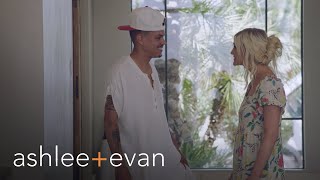 Evan Ross' Crew Crashes the Family Vacation | Ashlee+Evan | E!