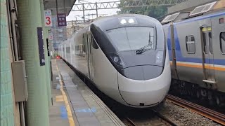 232次樹林發車經由北迴線開往壽豐的EMU3000型十二輛編組EMU3018皮蛋豆腐騰雲號綠色帶新城際自強號列車，和2233次瑞芳發車經由山線開往嘉義的EMU707+EMU708阿福號區間車