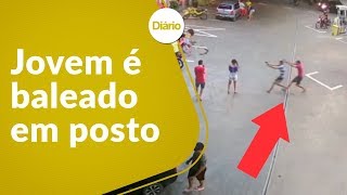 Câmeras de segurança registram o momento em que jovem é baleado em posto de combustível