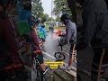 Sedia jas hujan sebelum gowes , beli di jalan juga bisa