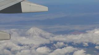 飛行機から見た富士山がとても綺麗だった。Mt. Fuji looked beautiful from the plane.