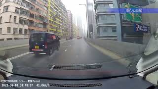 車CAM直擊 - 橋面上斜有個咁深嘅水氹，架車啜住行唔到，差啲隊埋隔離車🤦🏻‍♂️