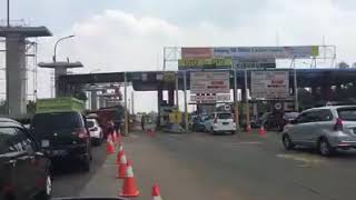 Gerbang tol cibubur macet. Video dari Facebook  Hendra Noor Saleh