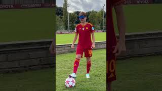 Roma's Manuela Giugliano Gets To Five In Blindfold Keepy-ups #shorts