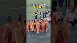 翩若惊鸿，婉若游龙。女生穿汉服表演舞蹈太惊艳！