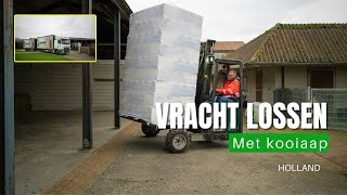 Vracht lossen met kooiaap door Souman Agro