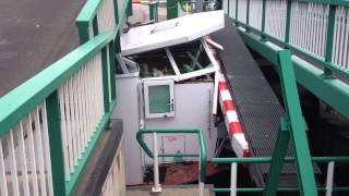 schip geplet  onder brug Urkersluis