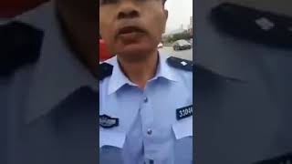 中共交警无证件执法，随意查扣车辆，自认为穿制服就可以代表国家