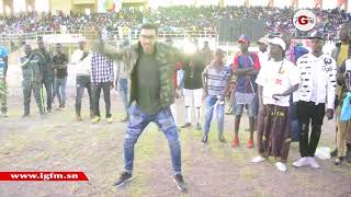 Vidéo - Un toubab qui danse mieux que Les lutteurs sénégalais