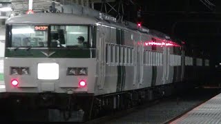 【中央線夜行】 9433M 新宿発長野行夜行団体列車 185系B6編成 国立通過 (2022年6月24日発)