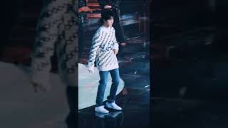 Fancam TFBOYS hát trong ĐÊM HỘI WEIBO 1/2019(cut Vương Tuấn Khải)