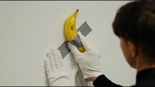 Want to know what happens to Maurizio Cattelan’s famous banana sculpture when it gets too ripe? 🤯🍌