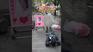 男子手捧鲜花三步一扣首，向女子求婚 | 民生新聞 China News | People's livelihood news